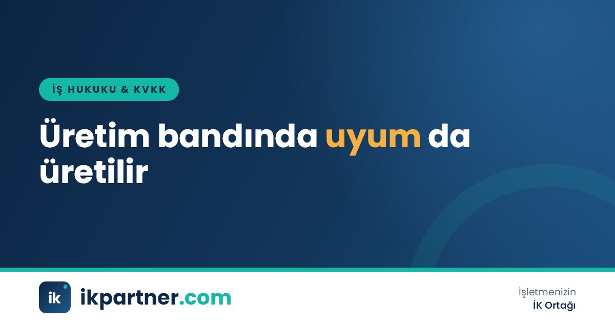 Fabrika üretim hattında koruyucu ekipmanla çalışan operatörler