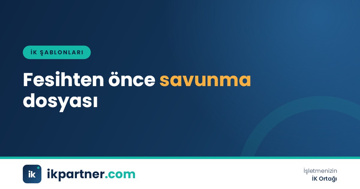 İK yöneticisinin masasında fesih öncesi savunma ve değerlendirme formu ile kanun kitabı