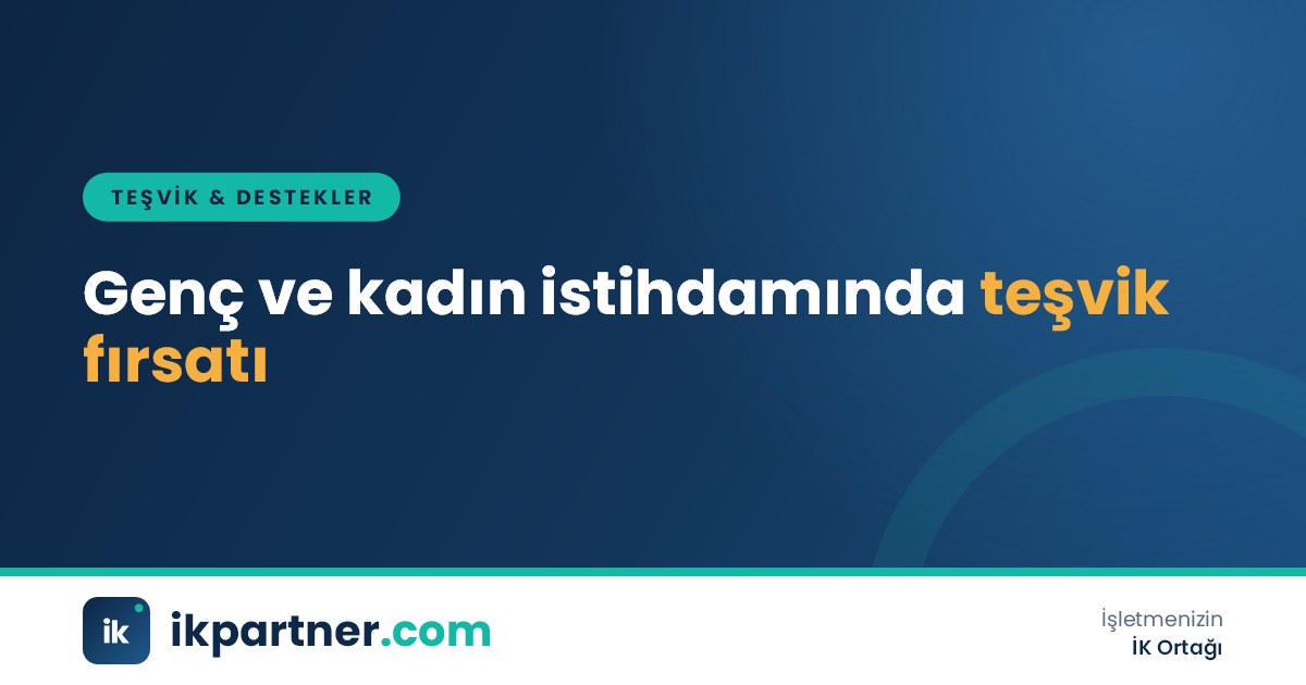 Yeni işe başlayan genç kadın çalışanın ekip lideriyle birlikte oryantasyon toplantısı