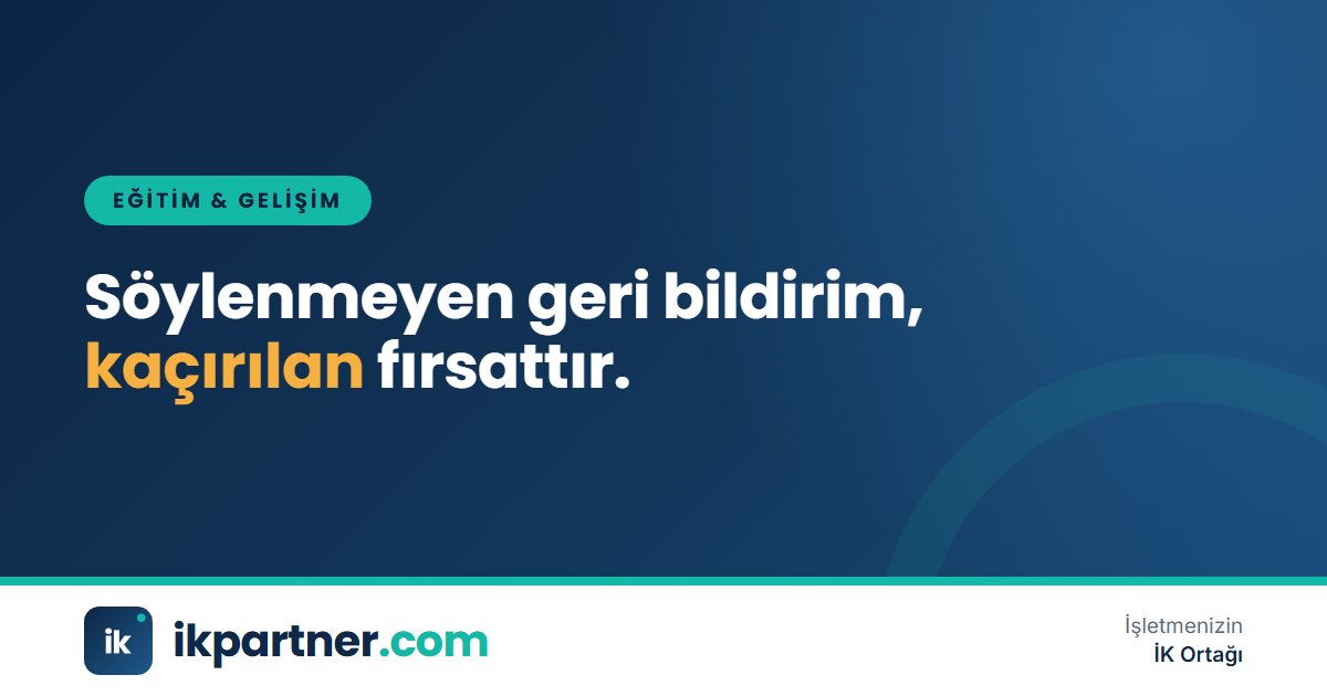 Bir yöneticinin ekip üyesine birebir görüşmede yapıcı geri bildirim verdiği sakin toplantı odası