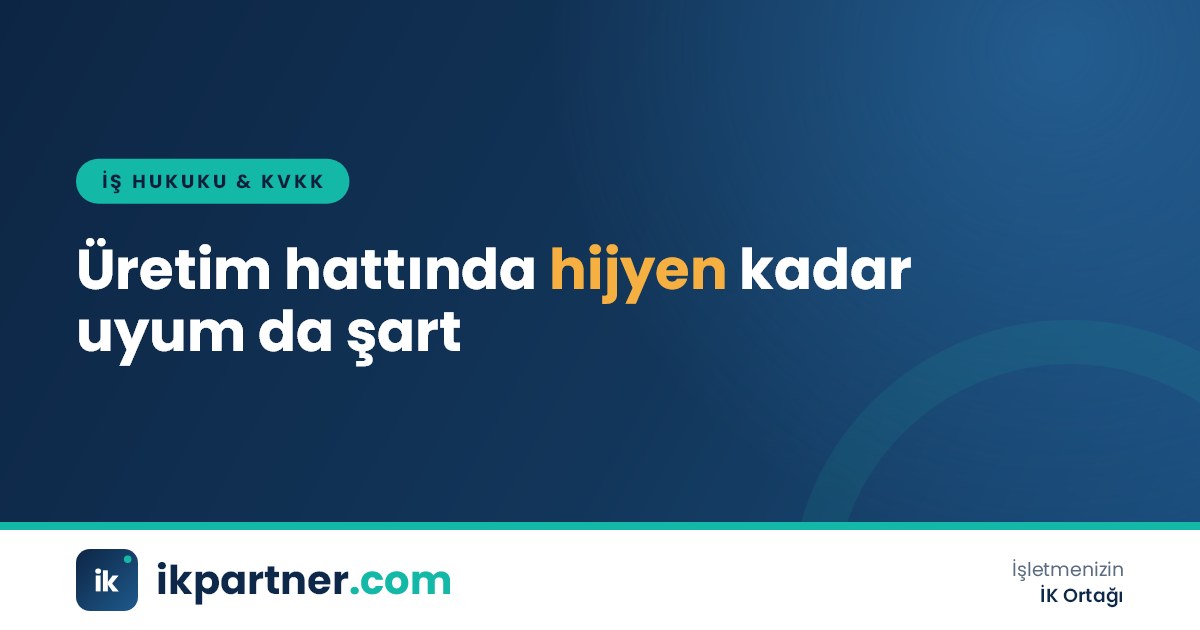 Gıda üretim tesisinde bone ve önlükle paketleme hattında çalışan işçiler