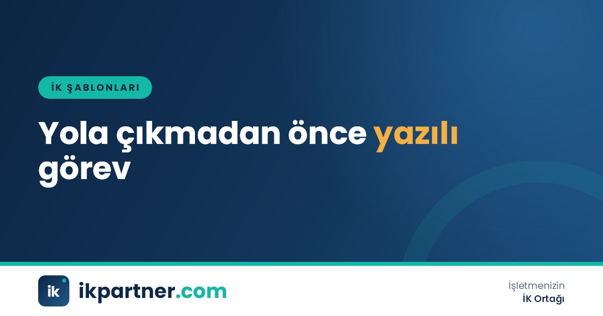 Bavul, uçak bileti ve imzalanmış görevlendirme yazısı bulunan, iş seyahatine hazırlık masası