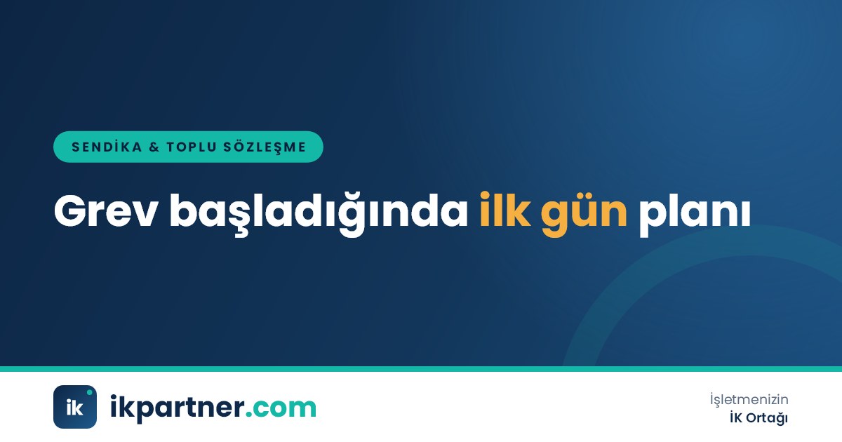 Üretim hattının durduğu bir fabrikada kontrol listesi üzerinde çalışan yönetici ekip