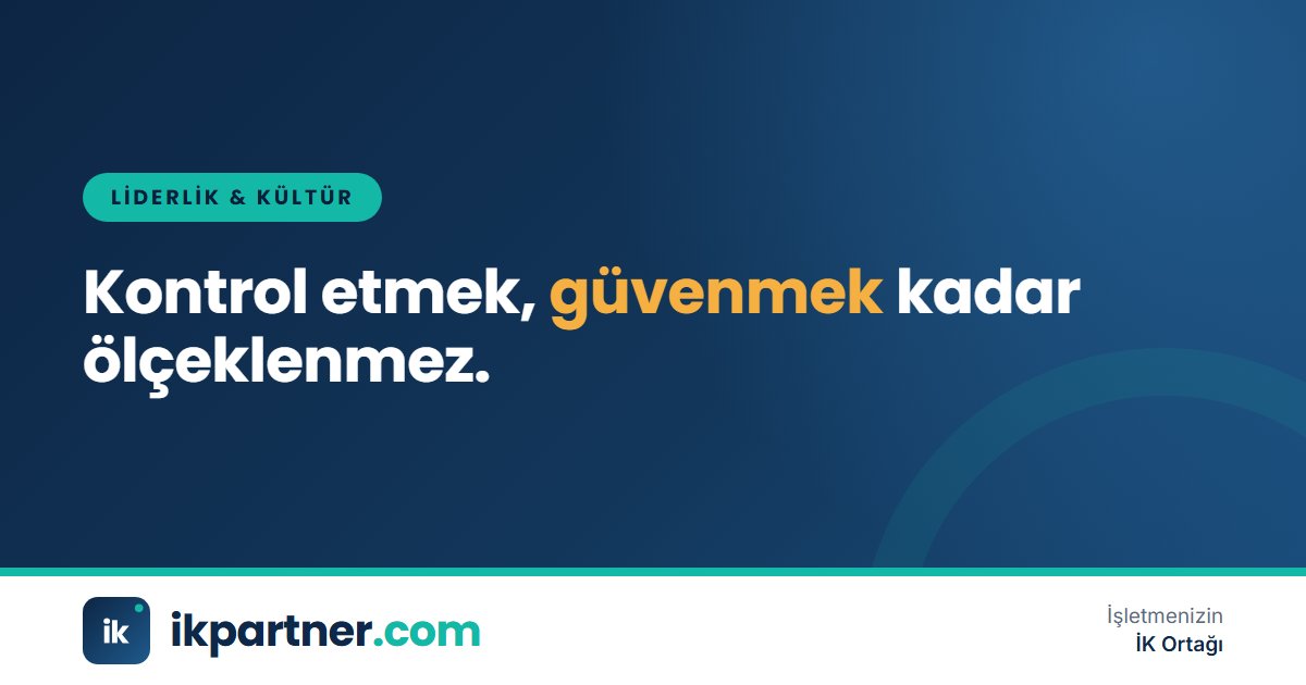 Ekip üyesinin sunduğu planı onaylayarak dinleyen sakin bir yönetici