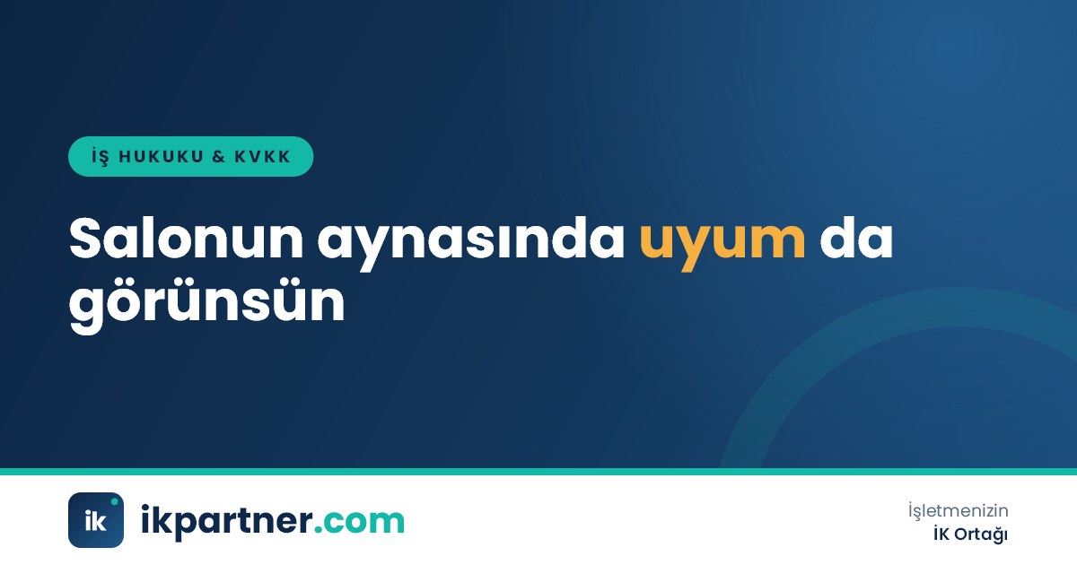 Kuaför salonunda müşterisinin saçını şekillendiren kuaför ve arka planda aynalar
