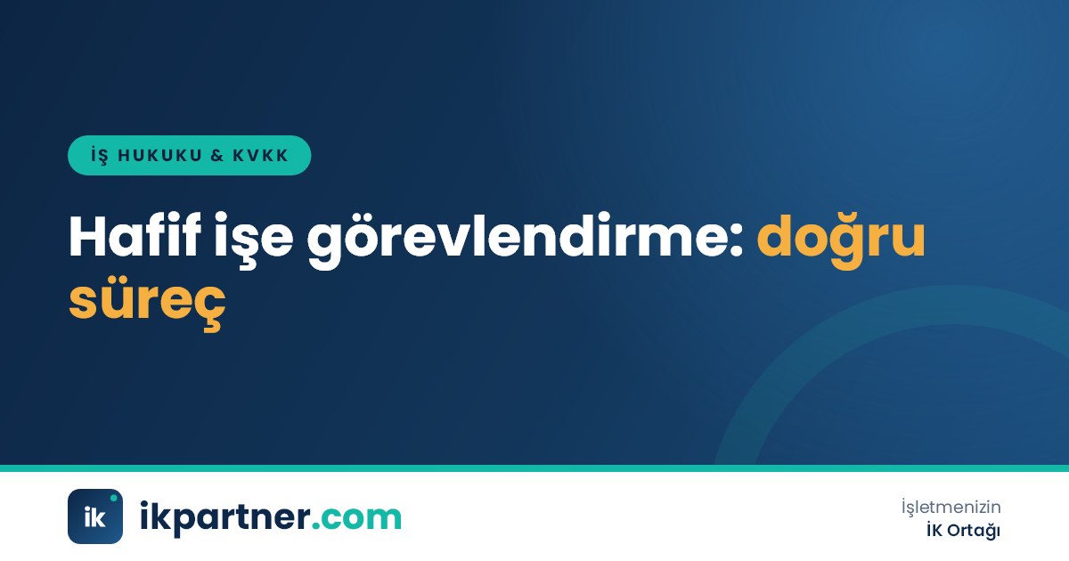 İşyeri hekimi raporunu inceleyen İK uzmanı ve çalışanla yapılan görev değişikliği görüşmesi