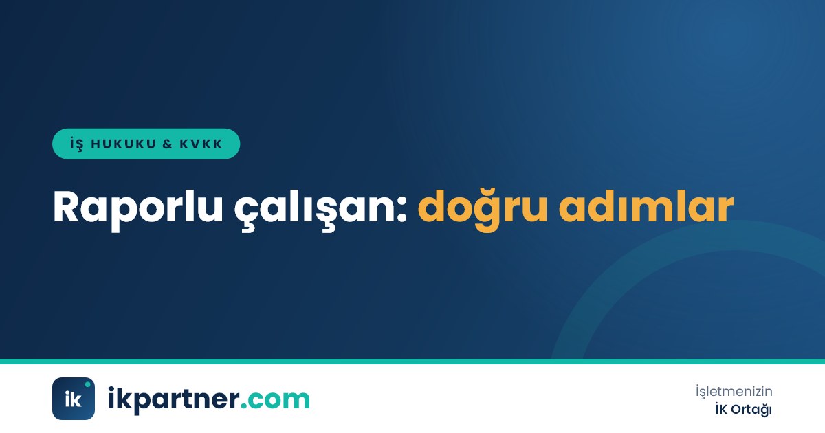 Masada duran bir sağlık raporu, takvim ve bordro dosyasını gösteren sade bir ofis görseli