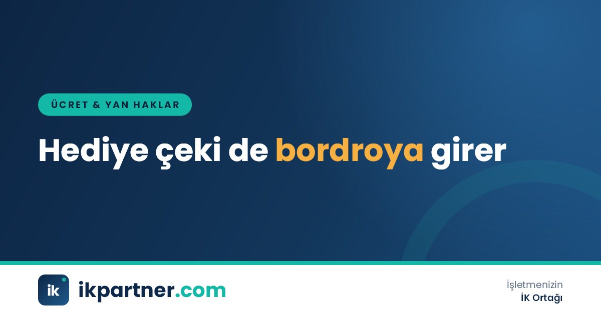 Kurdeleli hediye kutuları, alışveriş kartları ve bordro dökümünün yer aldığı ofis masası