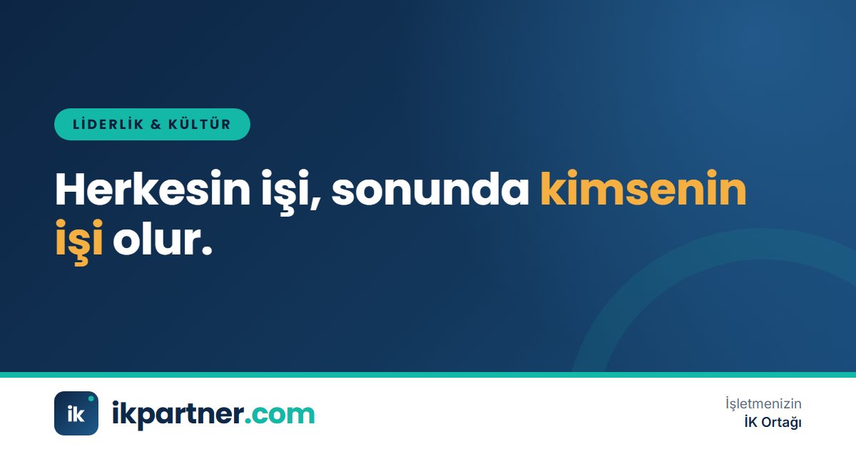 Proje panosunda görevlerin sorumlularını ve teslim tarihlerini gözden geçiren ekip