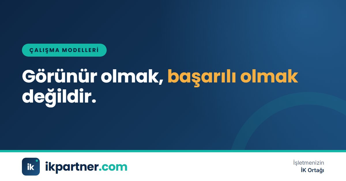 Toplantı odasındaki çalışanlar ile ekrandan katılan uzaktaki çalışanların eşit yer aldığı hibrit toplantı