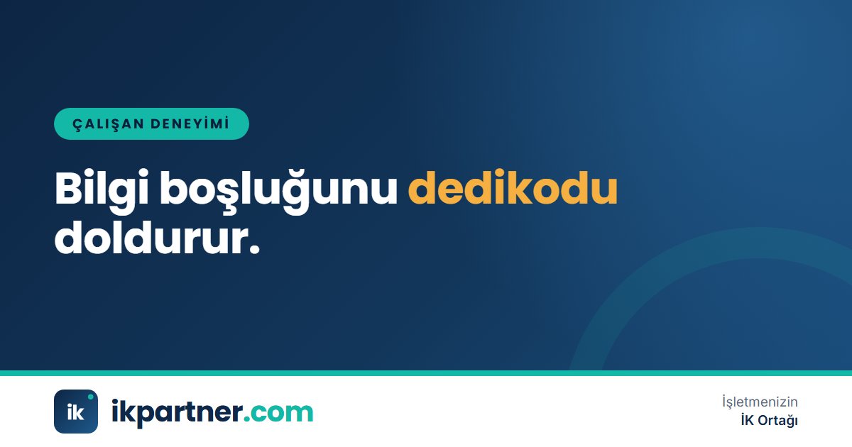Şirket genel toplantısında sahnede konuşan yöneticiyi dinleyen çalışanlar ve ekranda sunum