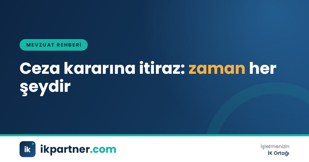 Avukat ve işverenin masada bir ceza kararı ile itiraz dilekçesi taslağını incelediği sahne