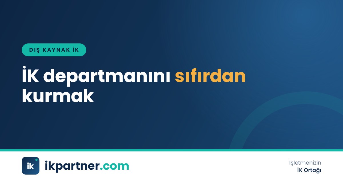 Boş bir ofiste klasörler, organizasyon şeması ve kontrol listesiyle İK departmanı kurulum planı