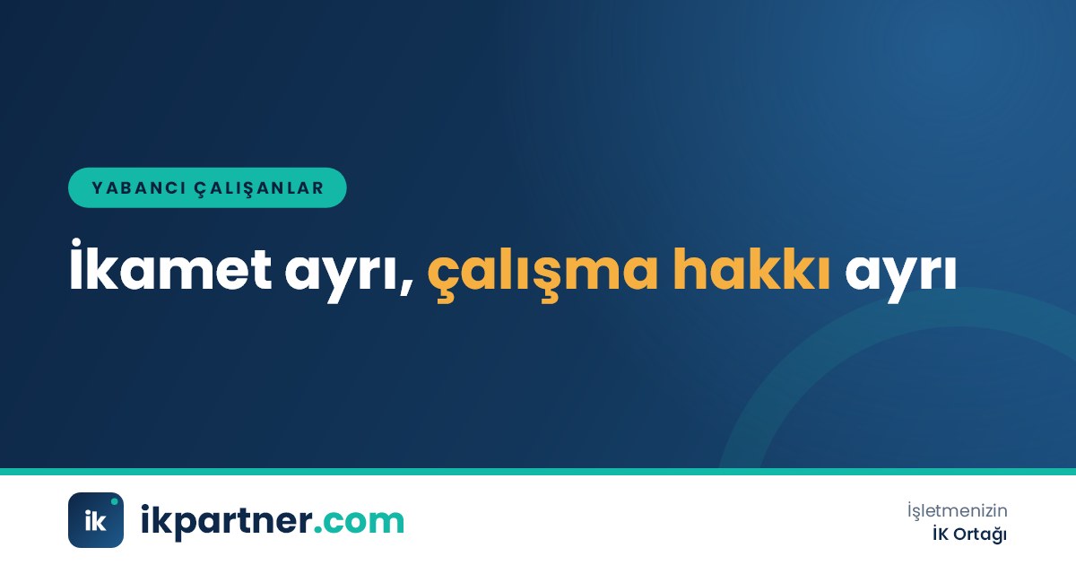 Yan yana duran ikamet izni kartı ile çalışma izni kartının karşılaştırıldığı masa görseli