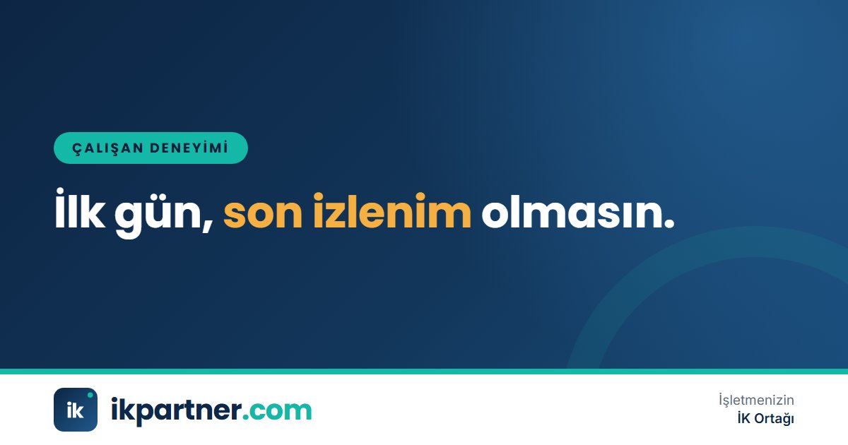 Yeni çalışanı masasında hoş geldin notu ve hazır bilgisayarla karşılayan gülümseyen ekip arkadaşları