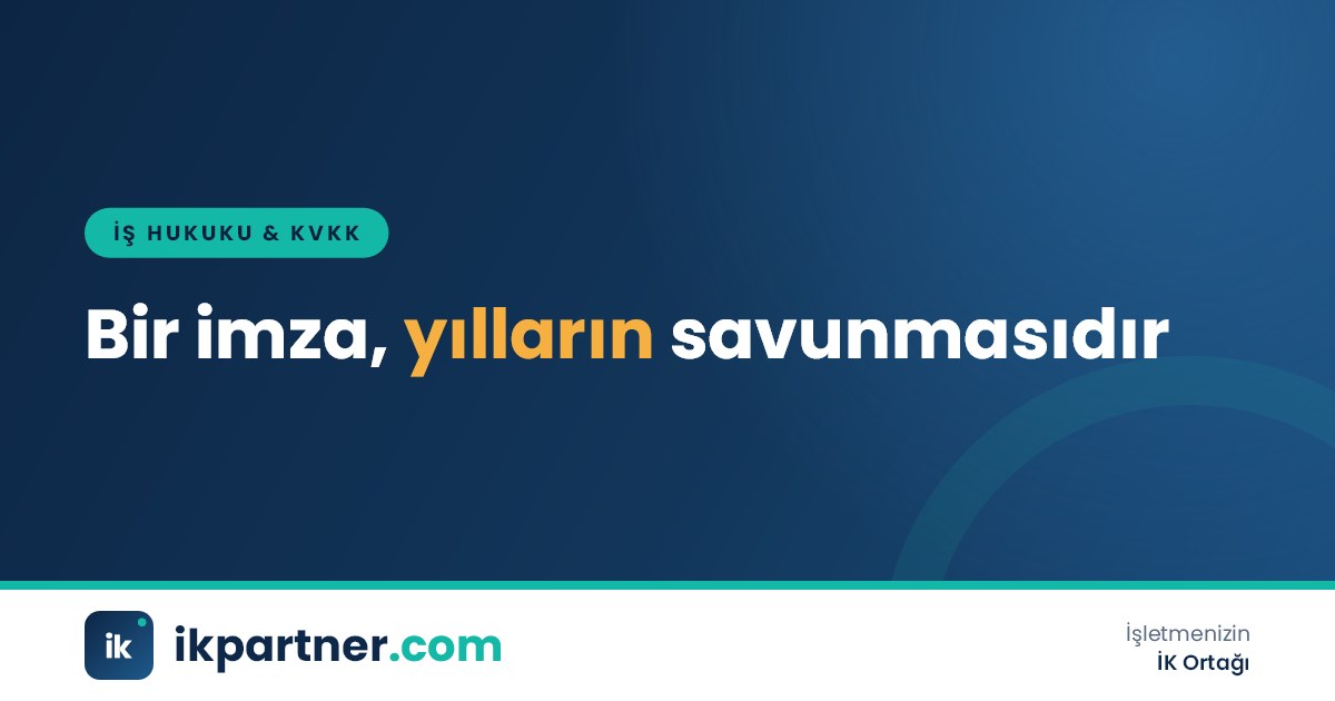 Çalışanın aylık ücret bordrosunu imzaladığı ve İK sorumlusunun arşivlediği bir ofis ortamı