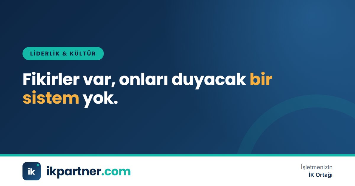 Beyaz tahta önünde yeni fikirleri tartışan ve not alan farklı departmanlardan çalışanlar