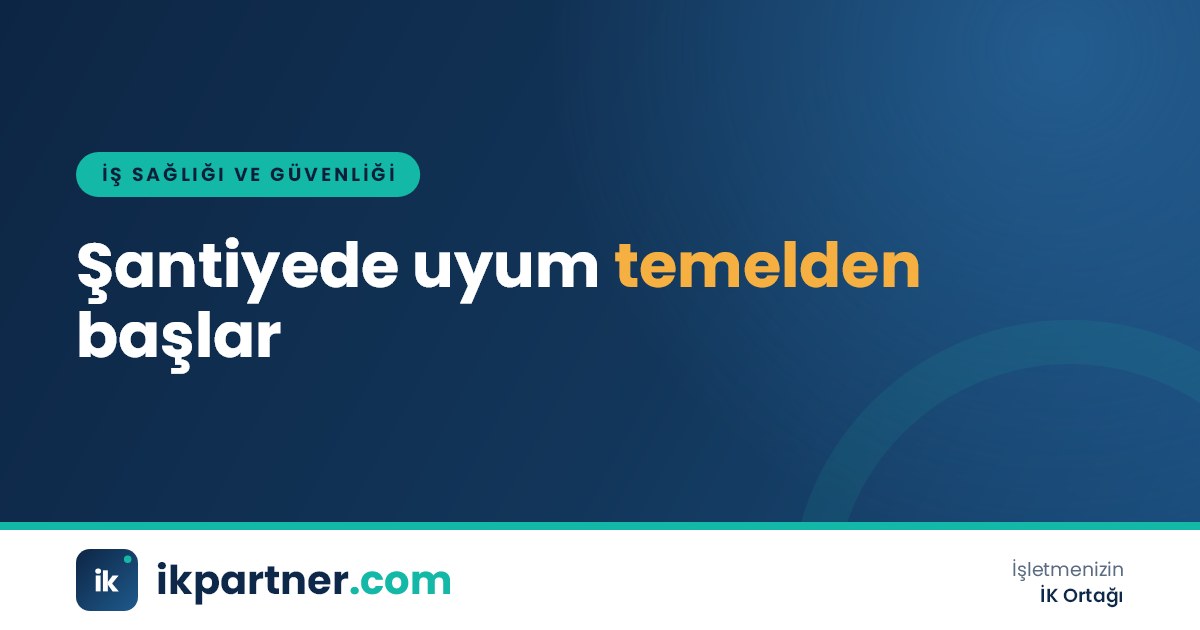 Baret ve yelek giymiş işçilerin çalıştığı bir şantiye ve vinç