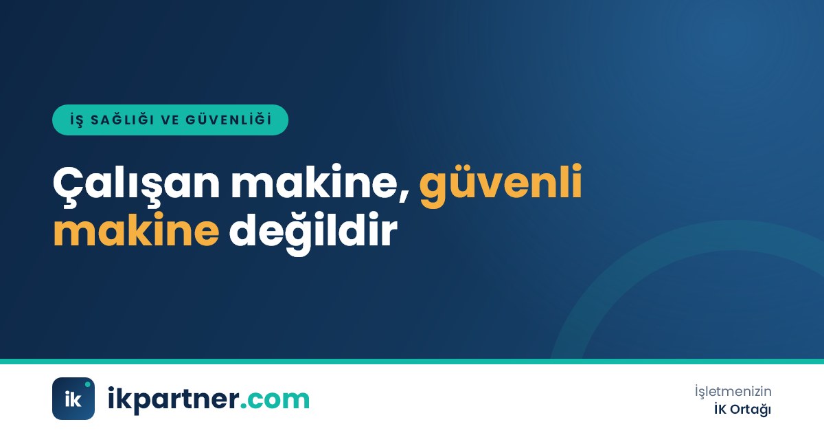 Forkliftin kaldırma mekanizmasını kontrol listesiyle inceleyen kontrol mühendisi