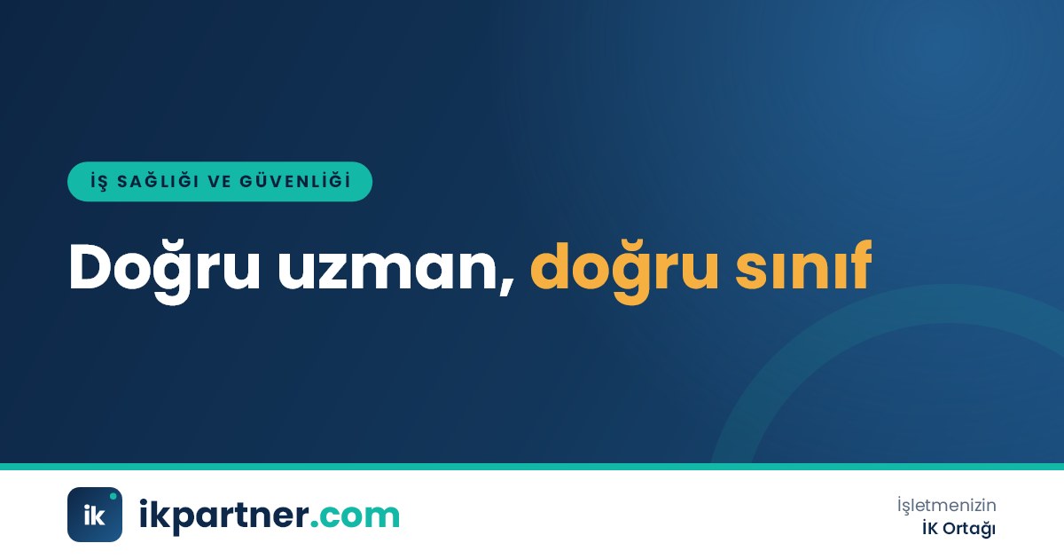 Baretli iş güvenliği uzmanının bir üretim alanında tablet üzerinden saha kontrolü yaptığı görüntü