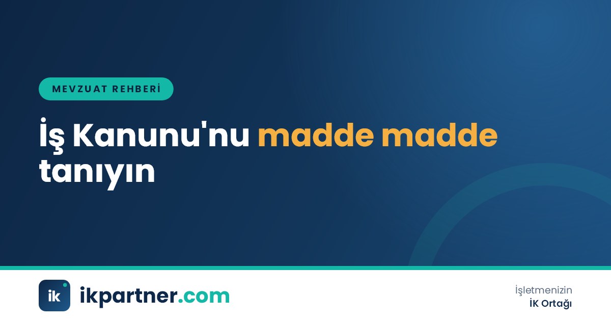 Masada açık duran kanun kitabı ve işaretlenmiş maddelerle çalışan bir İK uzmanı