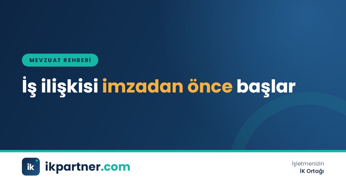 İşveren ve yeni çalışanın masada iş sözleşmesini incelediği bir görüşme anı