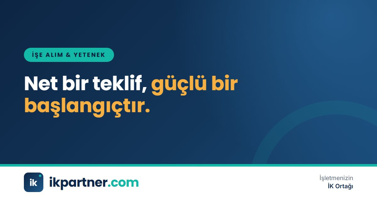 Masada imzaya hazır bir iş teklif mektubu ve kalem bulunan sade bir çalışma alanı