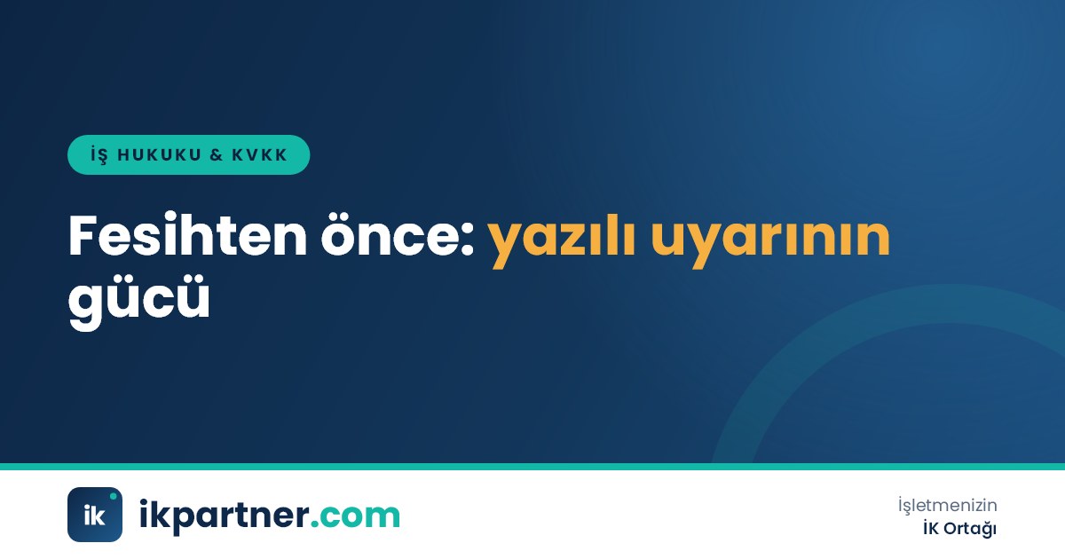 Masada imza bekleyen yazılı uyarı belgesi ve disiplin klasörü bulunan ofis görseli