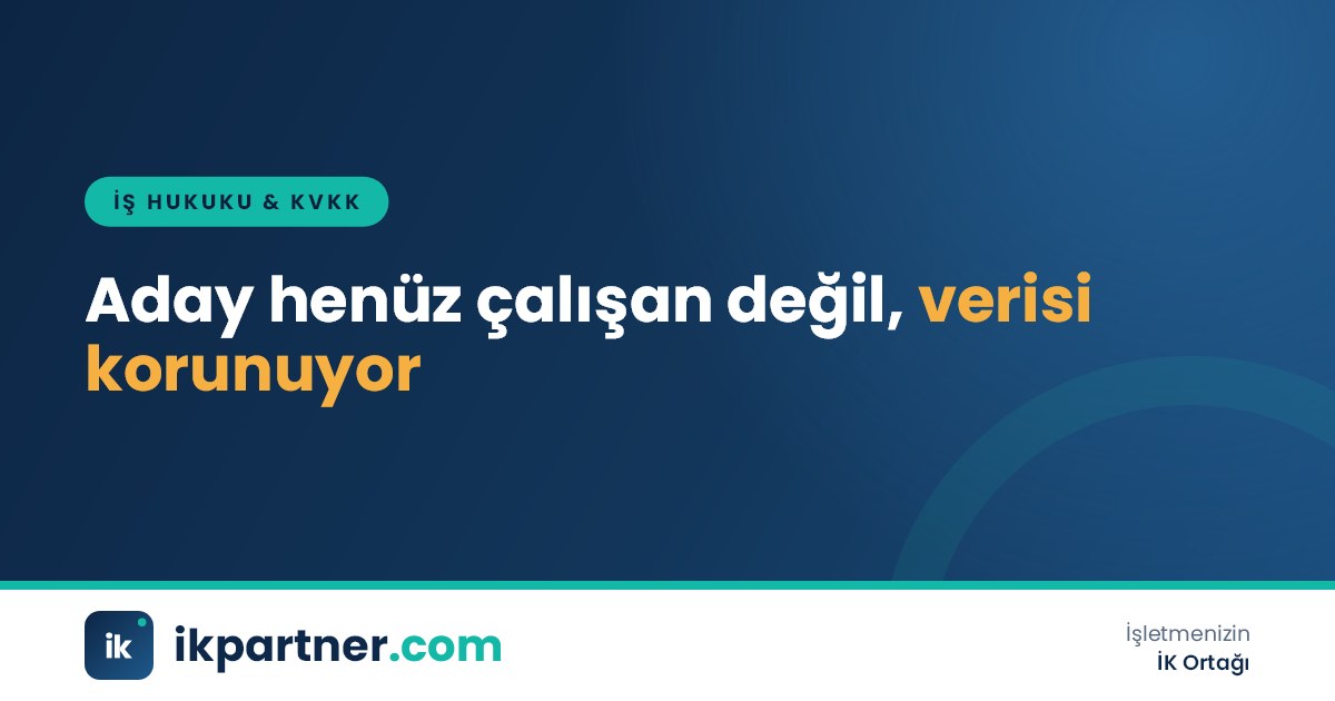 Mülakat masasında özgeçmiş dosyaları ve not alan bir işe alım uzmanı