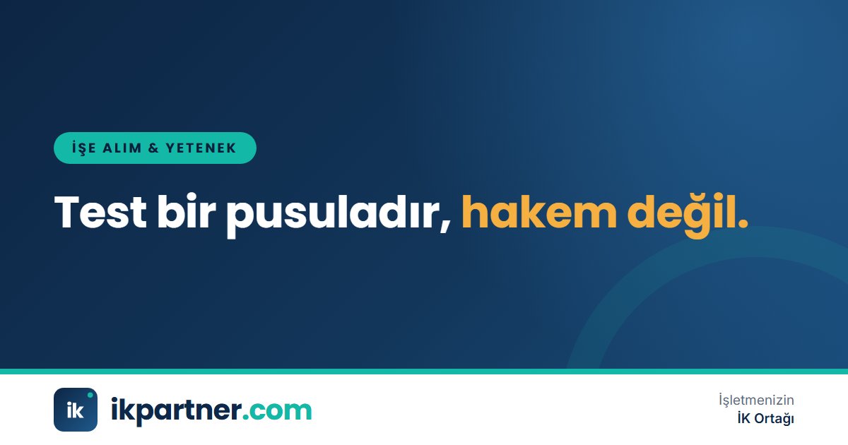 Masada açık duran değerlendirme formları ve aday test sonuçlarını inceleyen İK uzmanı