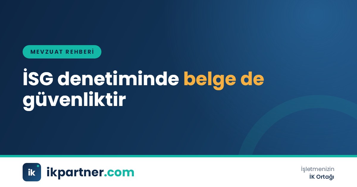 Baret ve yelek giymiş bir denetçinin üretim sahasında kontrol listesi doldurduğu görsel