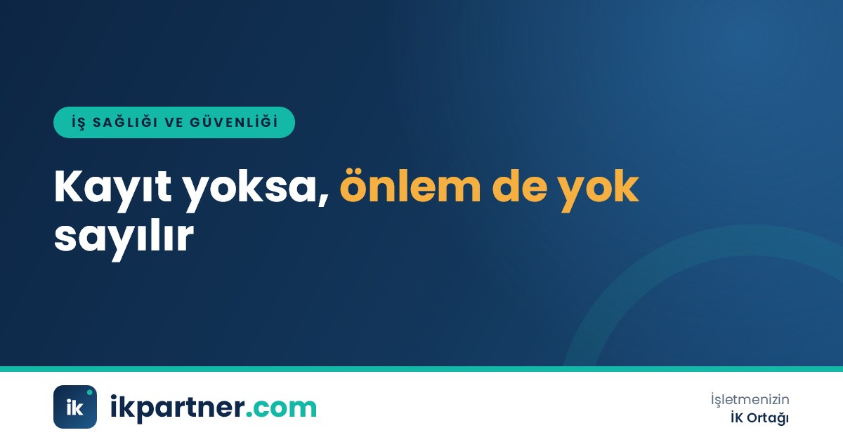 Düzenli etiketlenmiş İSG klasörleri ve kontrol listesi bulunan bir arşiv rafının yakın çekimi