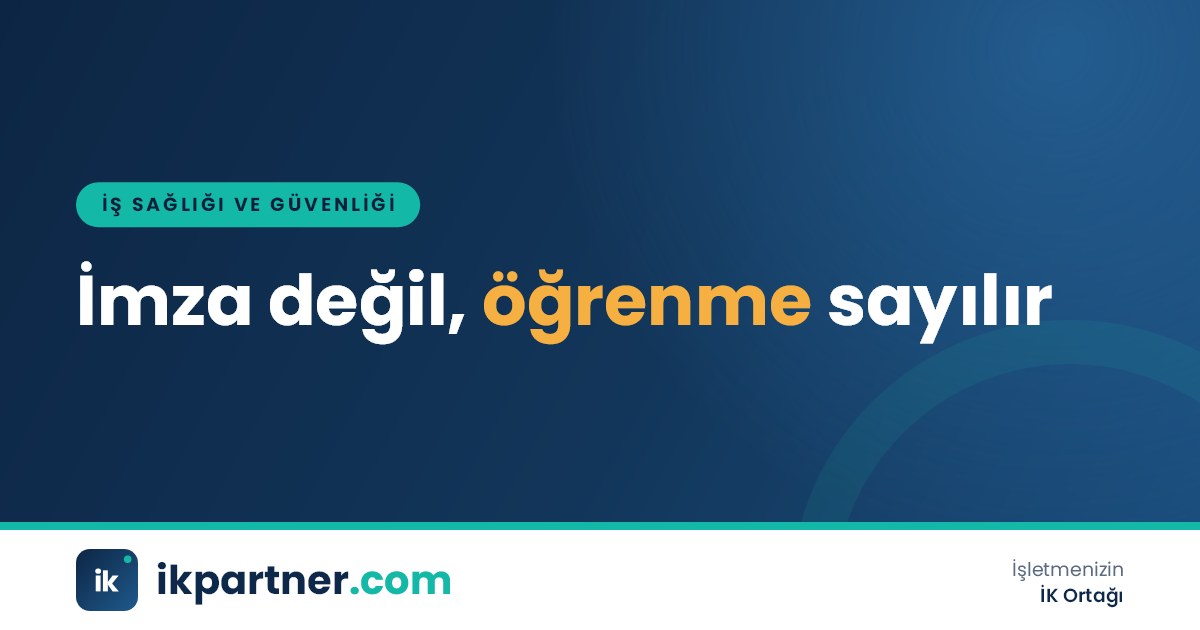 Eğitim salonunda iş güvenliği uzmanının çalışanlara sunum yaparak İSG eğitimi verdiği sahne