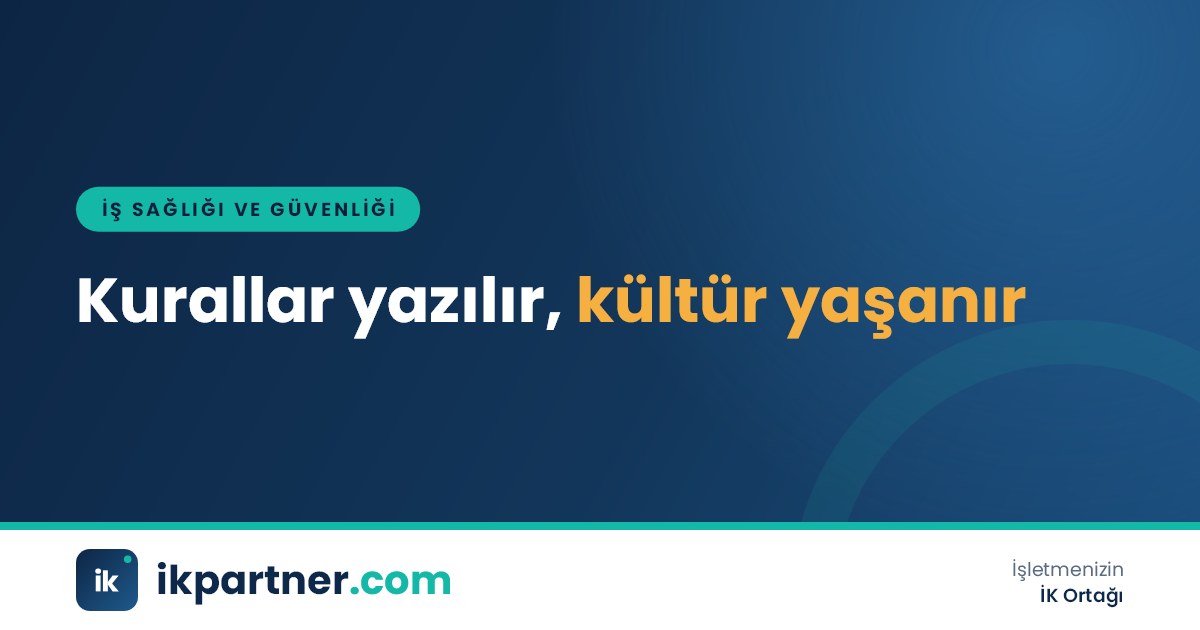 Üretim sahasında çalışanlarla güvenlik turu yapan üst düzey yönetici ve iş güvenliği uzmanı