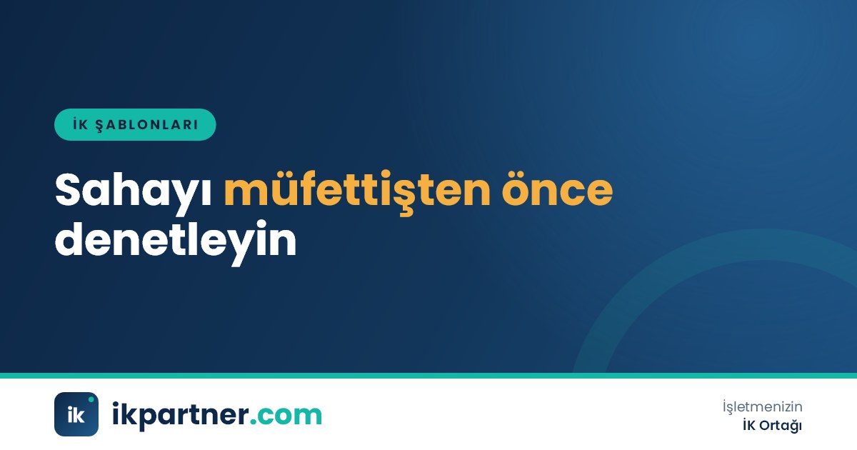 Baretli iş güvenliği uzmanının üretim alanında saha denetim kontrol listesini işaretlediği an