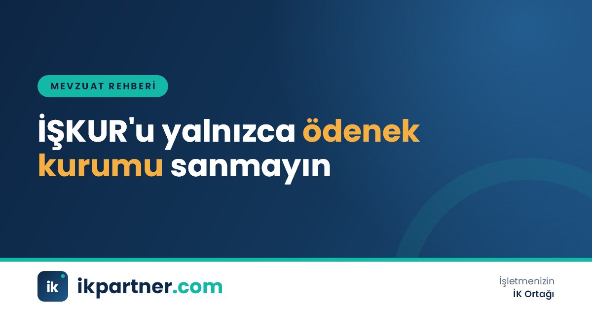 İş kurumu hizmet merkezinde işveren temsilcisiyle görüşen bir iş ve meslek danışmanı