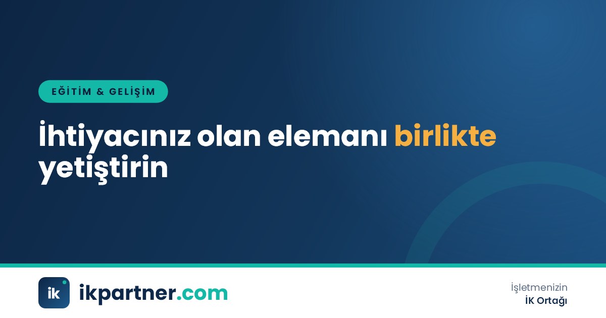 Eğitim salonunda kursiyerlere dikiş makinesi kullanımı öğreten bir eğitmen ve katılımcılar