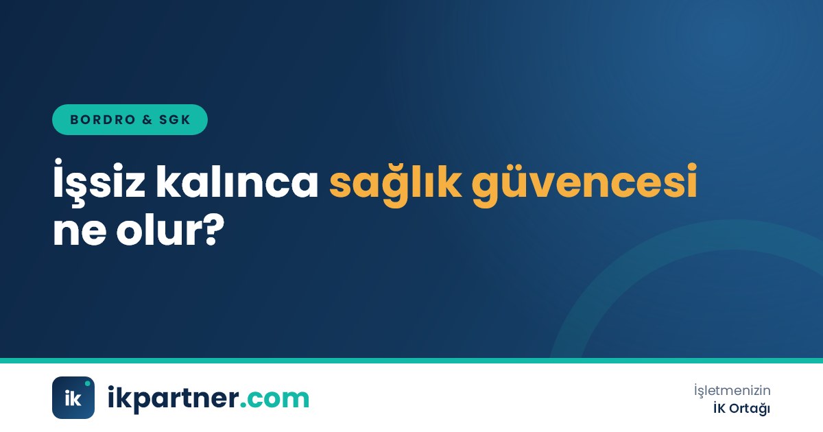 Hastane bekleme salonunda elinde kimlik kartı ve sağlık belgeleri tutan bir kişi