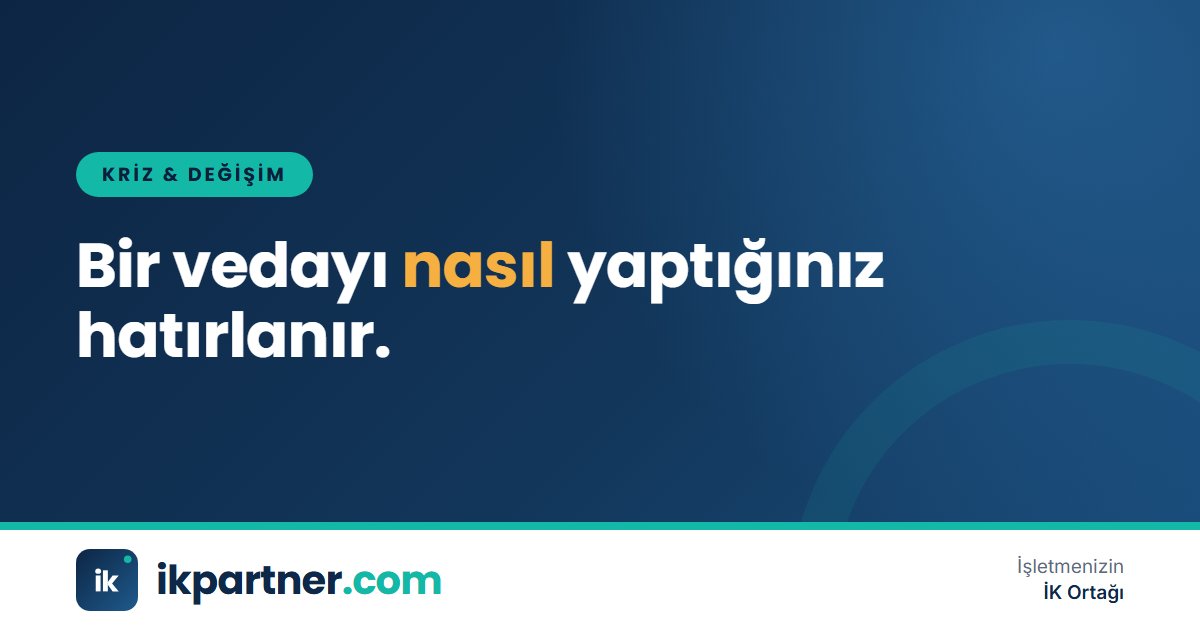 Sakin bir toplantı odasında bir yönetici ve İK uzmanının bir çalışanla yaptığı ciddi görüşme