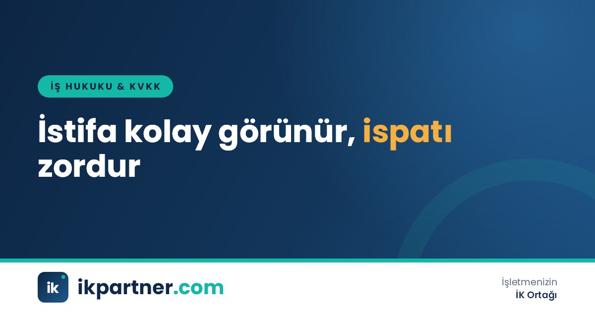 Masaya bırakılmış istifa dilekçesi ve kaşeli evrak klasörünün yer aldığı ofis görseli