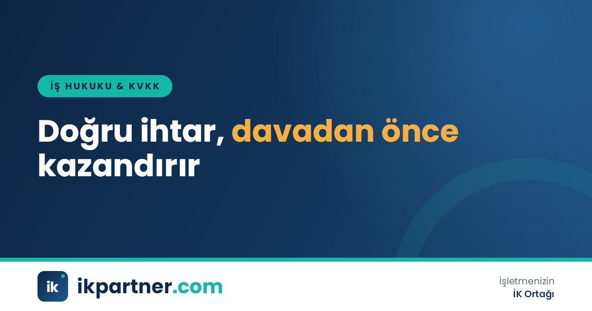 Noter onaylı bir ihtarnameyi zarfa koyan işveren temsilcisi ve masadaki resmi evraklar