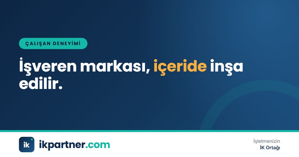 Kariyer fuarında şirket standında adaylarla gülümseyerek sohbet eden çalışanlar