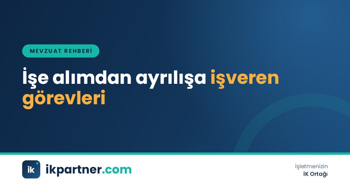 İK uzmanının işe alım, bordro ve ayrılış adımlarını içeren kontrol listesini incelediği görsel