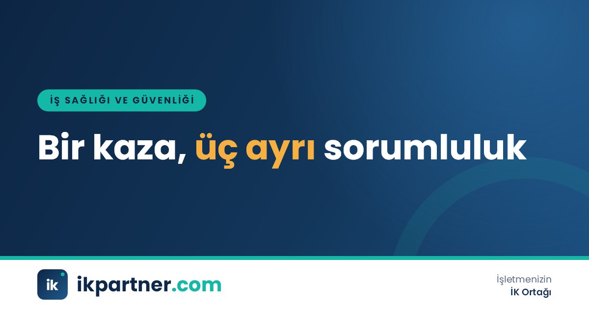 Adalet terazisi, baret ve dosyaların bir arada durduğu iş güvenliği ve hukuk temalı masa görüntüsü