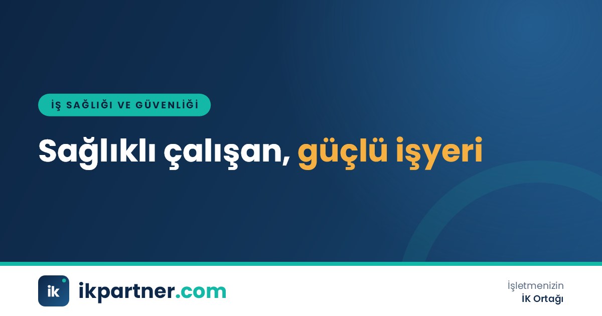 Beyaz önlüklü işyeri hekiminin işyeri revirinde bir çalışanla görüştüğü sakin bir ortam