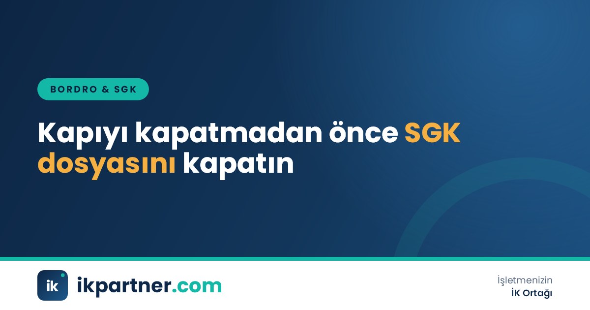 Boşaltılmış bir ofiste kutular ve masada işyeri kapanışına ait SGK evrakları