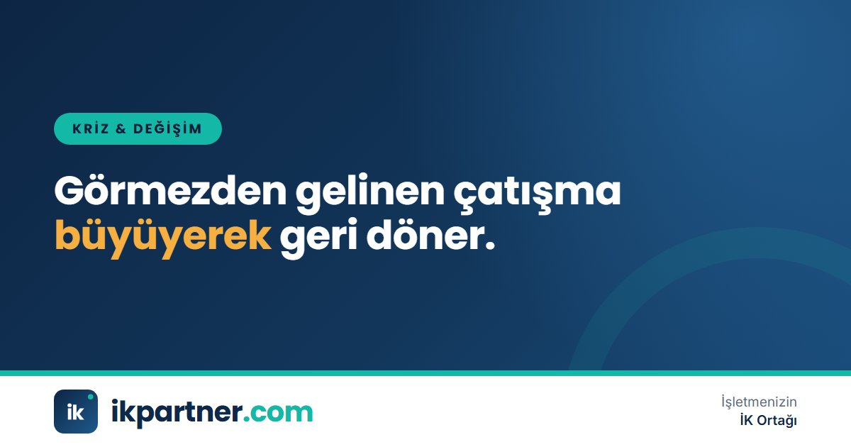 Toplantı masasında iki çalışanın arasında arabuluculuk yapan bir yönetici