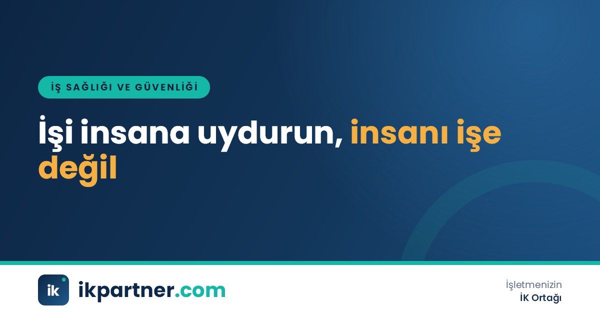 Ayarlanabilir yükseklikteki montaj tezgâhında dik duruşla çalışan üretim personeli