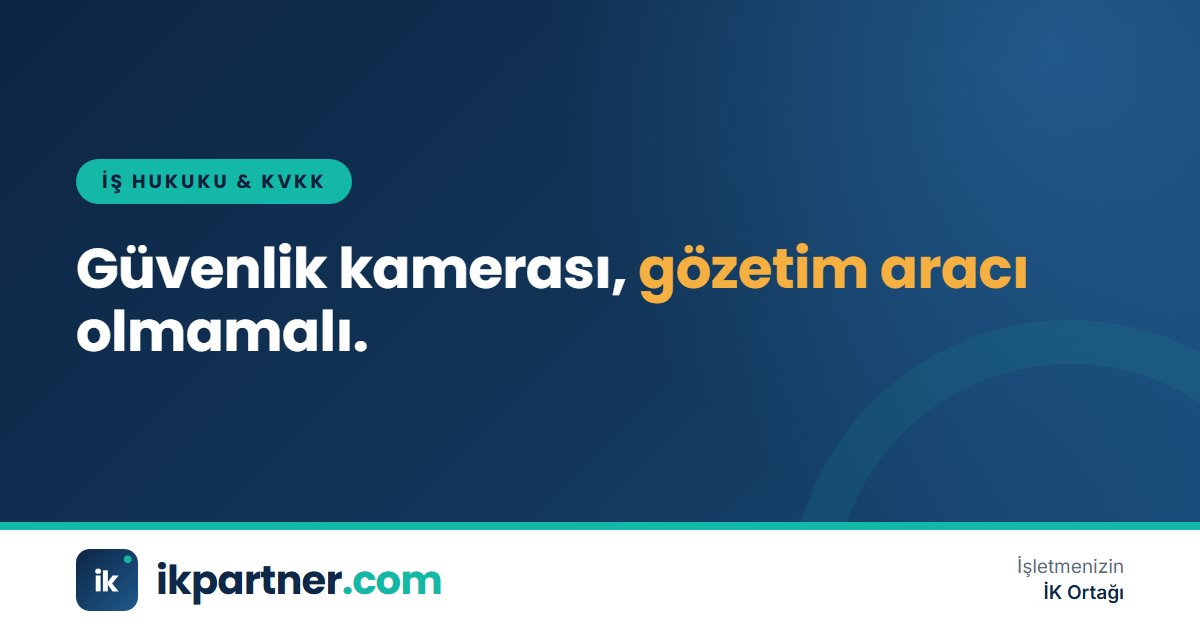 Bir ofis koridorunda tavana monte edilmiş güvenlik kamerası ve bilgilendirme levhası
