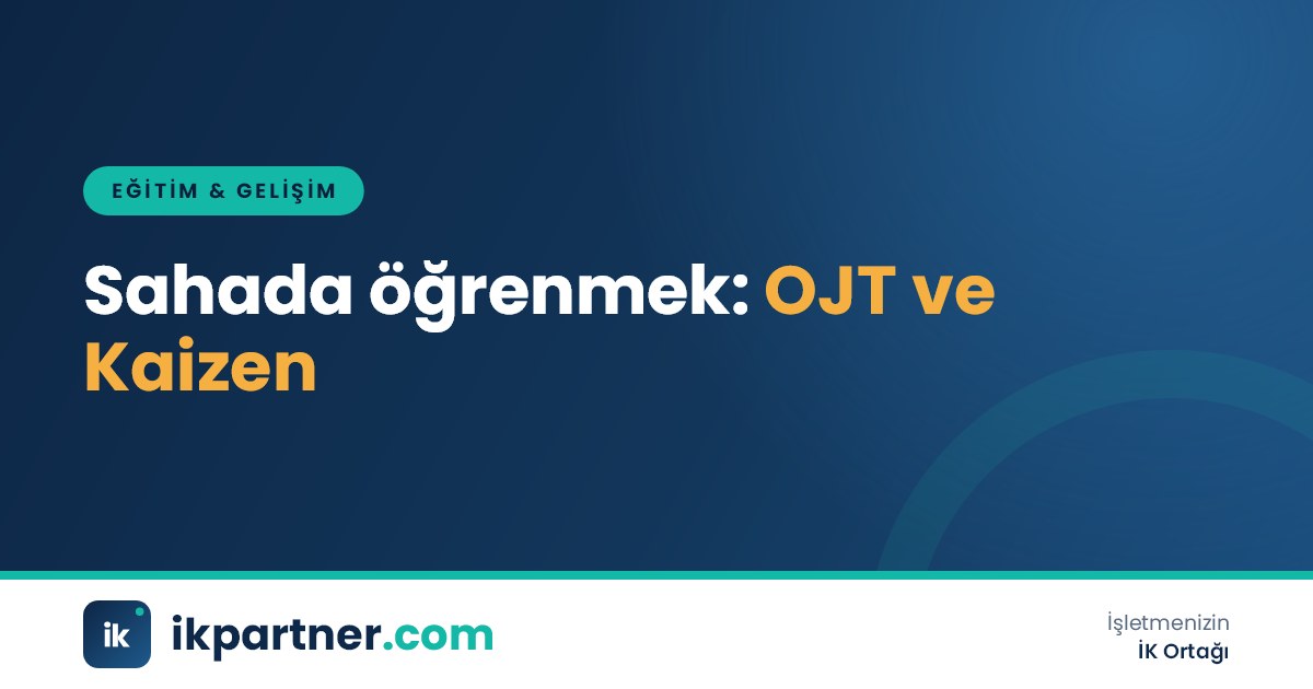 Üretim hattında deneyimli bir çalışanın yeni çalışana iş adımlarını gösterdiği iş başında eğitim sahnesi